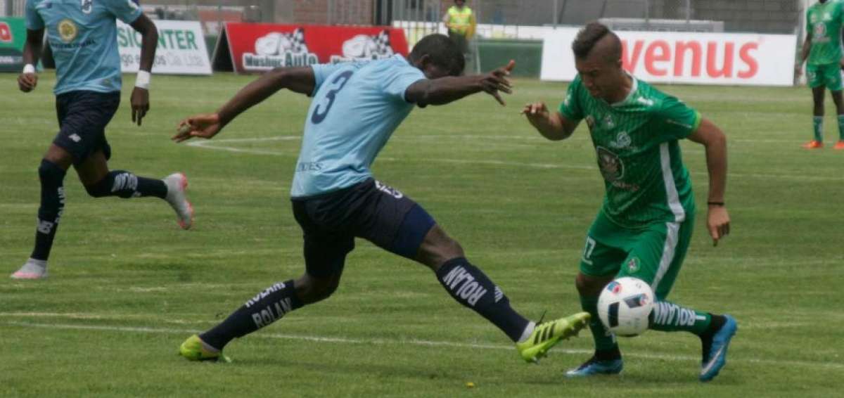 Luis Santana (d) fue el art&iacute;fice del segundo tanto del 'Ponchito' en el estadio Bellavista de Ambato.