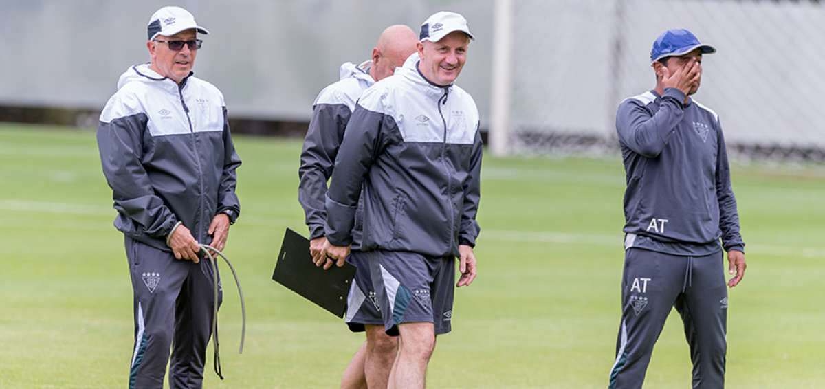 El DT de Liga de Quito, Pablo Repetto, junto con su cuerpo t&eacute;cnico, luego de realizar una pr&aacute;ctica de f&uacute;tbol. El estratega tambi&eacute;n dirigi&oacute; a Olimpia.