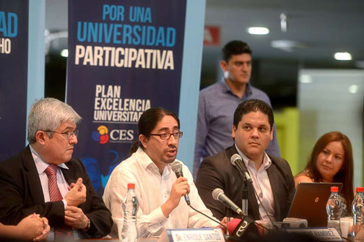 Ren&eacute; Ram&iacute;rez (c) indic&oacute; que las elecciones en la universidad no tienen fecha definida. Foto: Jos&eacute; Mor&aacute;n