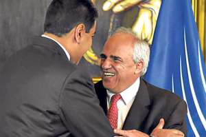 Ernesto Samper (derecha) es felicitado por el presidente venezolano, Nicol&aacute;s Maduro, durante su posesi&oacute;n en el palacio de Miraflores. Foto: AFP.
