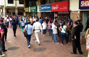 Hinchas de Emelec hicieron cola desde las 7 de la ma&ntilde;ana para comprar una camiseta. Foto: H&eacute;ctor Marcillo/El Tel&eacute;grafo