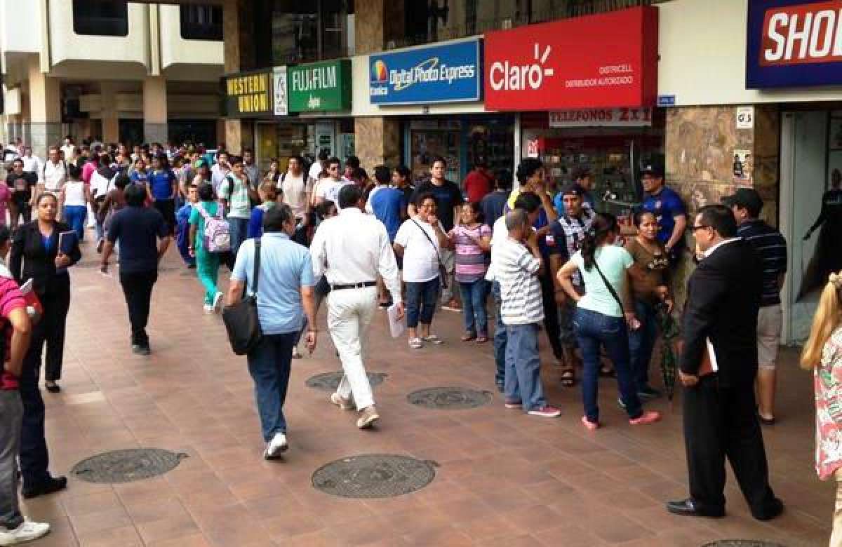 Hinchas de Emelec hicieron cola desde las 7 de la ma&ntilde;ana para comprar una camiseta. Foto: H&eacute;ctor Marcillo/El Tel&eacute;grafo