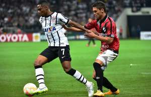 El&iacute;as fue llamado "mono" por el zaguero uruguayo Cristian Gonz&aacute;lez (Danubio). Foto: Agencia AFP