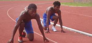 Hilton Rosales (izq.) y Jerson Espinoza mientras entrenan en la pista sint&eacute;tica del Centro de Alto Rendimiento de Carpuela (Imbabura), antes de viajar a Turqu&iacute;a.