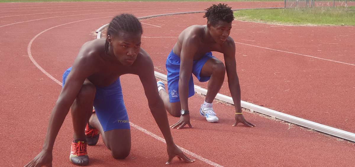 Hilton Rosales (izq.) y Jerson Espinoza mientras entrenan en la pista sint&eacute;tica del Centro de Alto Rendimiento de Carpuela (Imbabura), antes de viajar a Turqu&iacute;a.