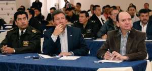 El ministro del Interior (c), C&eacute;sar Navas, y el fiscal General, Carlos Baca (d), participaron del taller. 