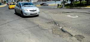 En la avenida malec&oacute;n Jaime Ch&aacute;vez se han formado hoyos como el que hay a la altura de Manicentro.