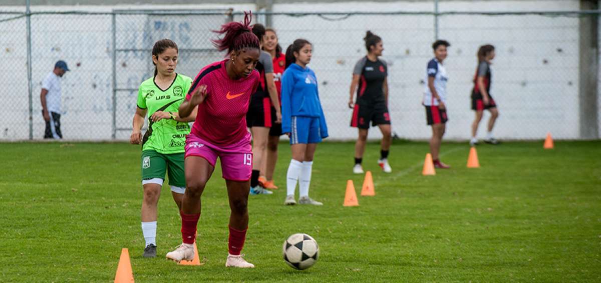 Las jugadoras de Independiente del Valle se prepararon en el estadio de Cumbay&aacute;, para su estreno en la Superliga contra Aucas en Chillogallo.