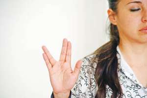 Todas conocen el ritual: se descalzan y ocupan diferentes lugares en la sala. La mayor&iacute;a usa lycras y lleva el cabello recogido. Es jueves y la clase de yoga est&aacute; por empezar. Las colchonetas est&aacute;n alineadas y en los pasillos del Centro de Rehabilitaci&oacute;n.