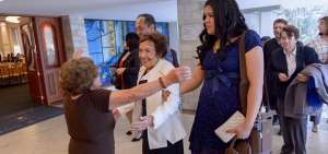 Beatriz Narv&aacute;ez (blanco) lleg&oacute; al Sal&oacute;n Pichincha del C&iacute;rculo Militar (Quito) para celebrar, con su familia, el aniversario de su nacimiento. 