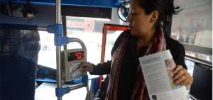 Los usuarios del transporte urbano a&uacute;n siguen pagando la tarifa  de $ 0.25, aunque ya no en monedas.