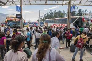 Pasajeros que toman los buses interprovinciales en la Terminal Terrestre de Carcel&eacute;n. Foto: Fernando Sandoval / EL TEL&Eacute;GRAFO
