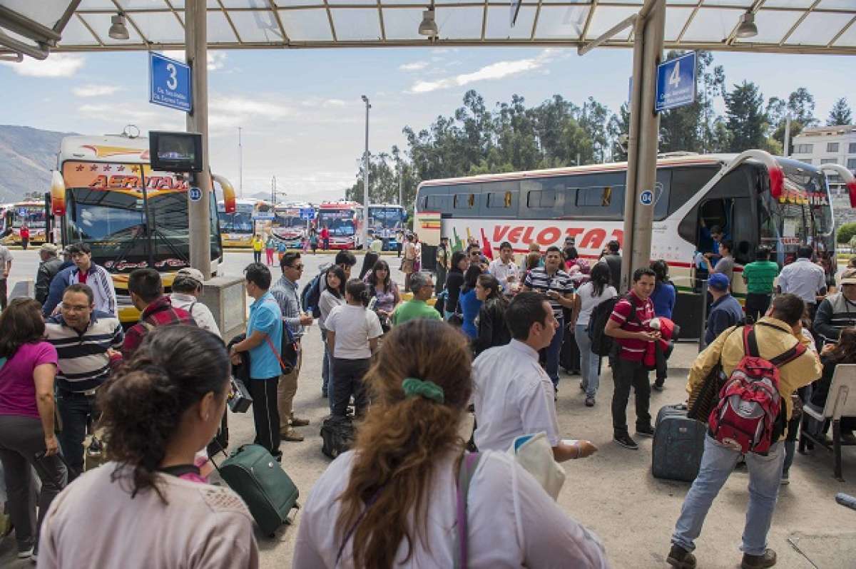 Pasajeros que toman los buses interprovinciales en la Terminal Terrestre de Carcel&eacute;n. Foto: Fernando Sandoval / EL TEL&Eacute;GRAFO