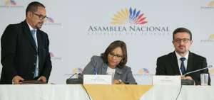 La titular del Legislativo, Elizabeth Cabezas, firma el documento con el cual se establece el acuerdo. A su derecha, el procurador &Iacute;&ntilde;igo Salvador.