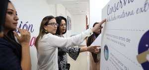 La ministra de Salud, Ver&oacute;nica Espinosa (i), junto con Roc&iacute;o de Moreno, presidenta del Comit&eacute; Plan Toda una Vida, recorrieron las instalaciones del lactario.