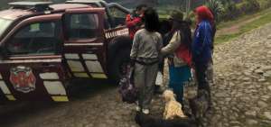 Instante en el que los ni&ntilde;os fueron devueltos a sus familiares.