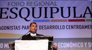 El mandatario ecuatoriano dio una charla en el marco del  V Foro Regional Esquipulas, que se llev&oacute; a cabo en un hotel de la capital guatemalteca.  Foto: Cortes&iacute;a Presidencia