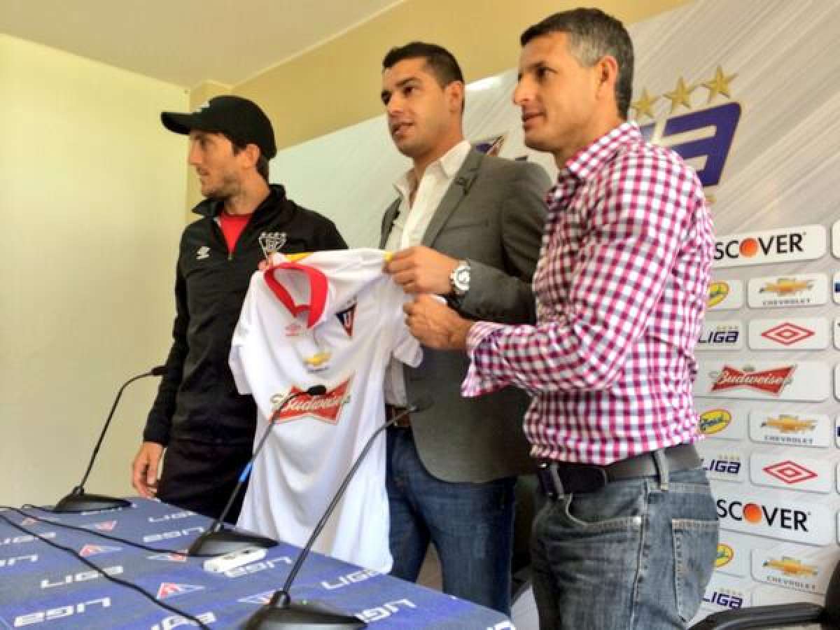 El defensor uruguayo se puso la camiseta de Liga. FOTO: Cortes&iacute;a Liga de Quito