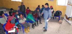 T&eacute;cnicos de Gesti&oacute;n de Riesgos capacitan a los comuneros de Santa Luc&iacute;a de Choquipogio, una de las poblaciones cercanas al nevado Chimborazo. 