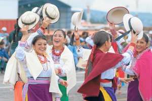 La elecci&oacute;n de la reina y los juegos tradicionales son parte de las fiestas