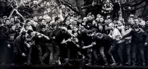 Dos equipos se disputan un bal&oacute;n en el partido Royal Shrovetid, realizado cada a&ntilde;o en Derbyshire, Reino Unido. La foto es original de Oliver Scarff, de AFP. 