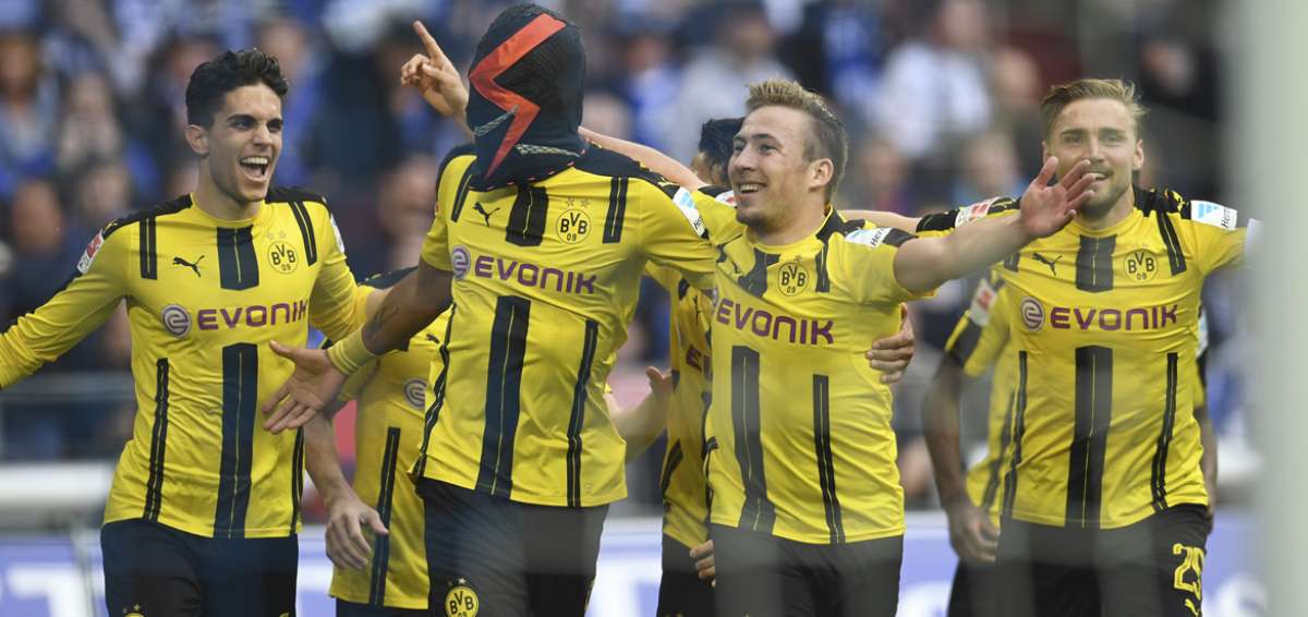 Aubameyang celebra su gol con una nueva m&aacute;scara