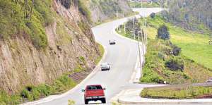 Por la ruta circulan 5 mil veh&iacute;culos al d&iacute;a. Algunos transportan ma&iacute;z, papa y haba, desde Cotal&oacute; hasta Ambato. Foto: Roberto Ch&aacute;vez / El Tel&eacute;grafo