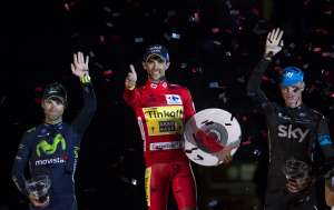 Alberto Contador (c.) celebra su tercer t&iacute;tulo en Espa&ntilde;a y sexto en vueltas grandes (2 en el Tour de Francia y 1 en el Giro de Italia). Foto: AFP