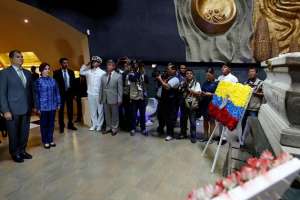 El presidente Rafael Correa coloc&oacute; una ofrenda floral en la tumba del general Eloy Alfaro, en Montecristi. FOTO: Cortes&iacute;a de Presidencia de la Rep&uacute;blica