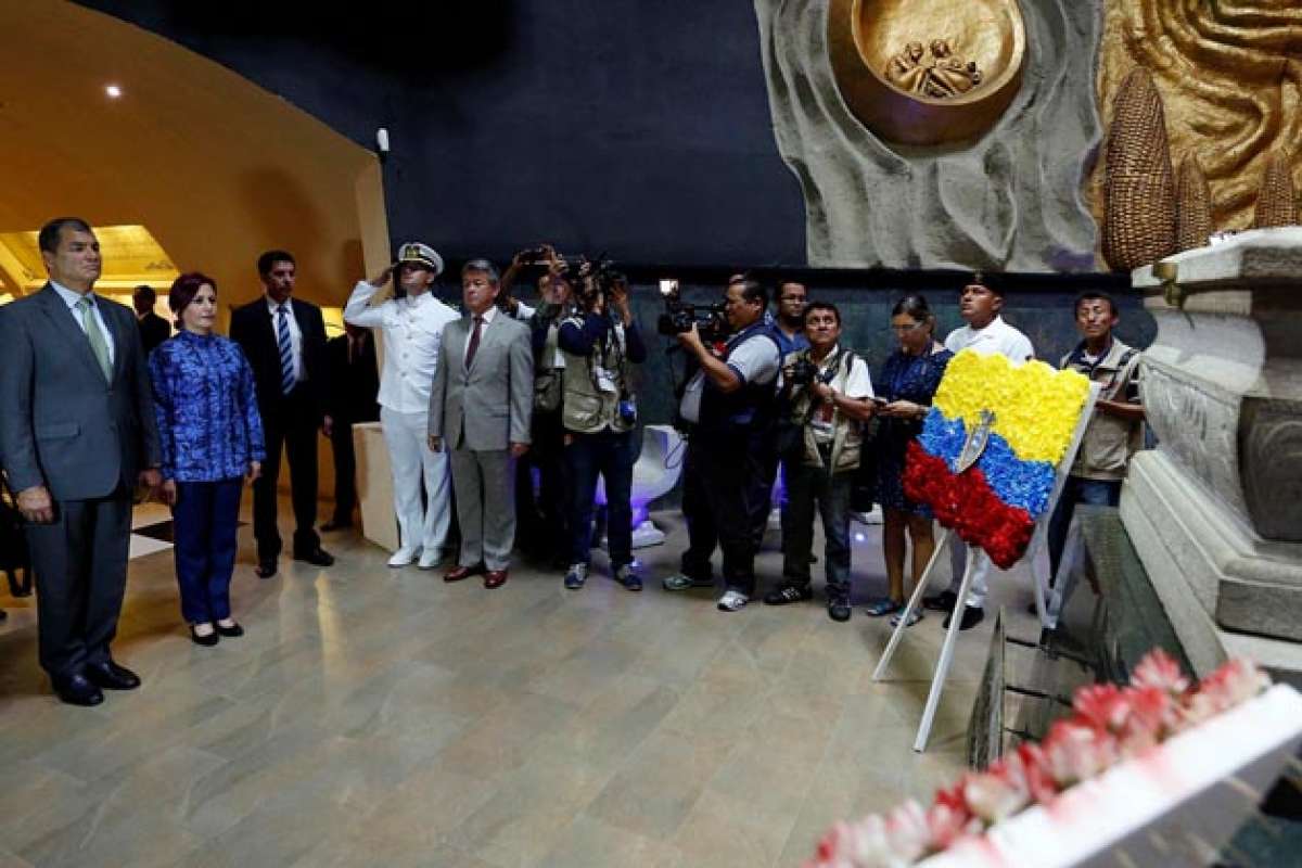 El presidente Rafael Correa coloc&oacute; una ofrenda floral en la tumba del general Eloy Alfaro, en Montecristi. FOTO: Cortes&iacute;a de Presidencia de la Rep&uacute;blica