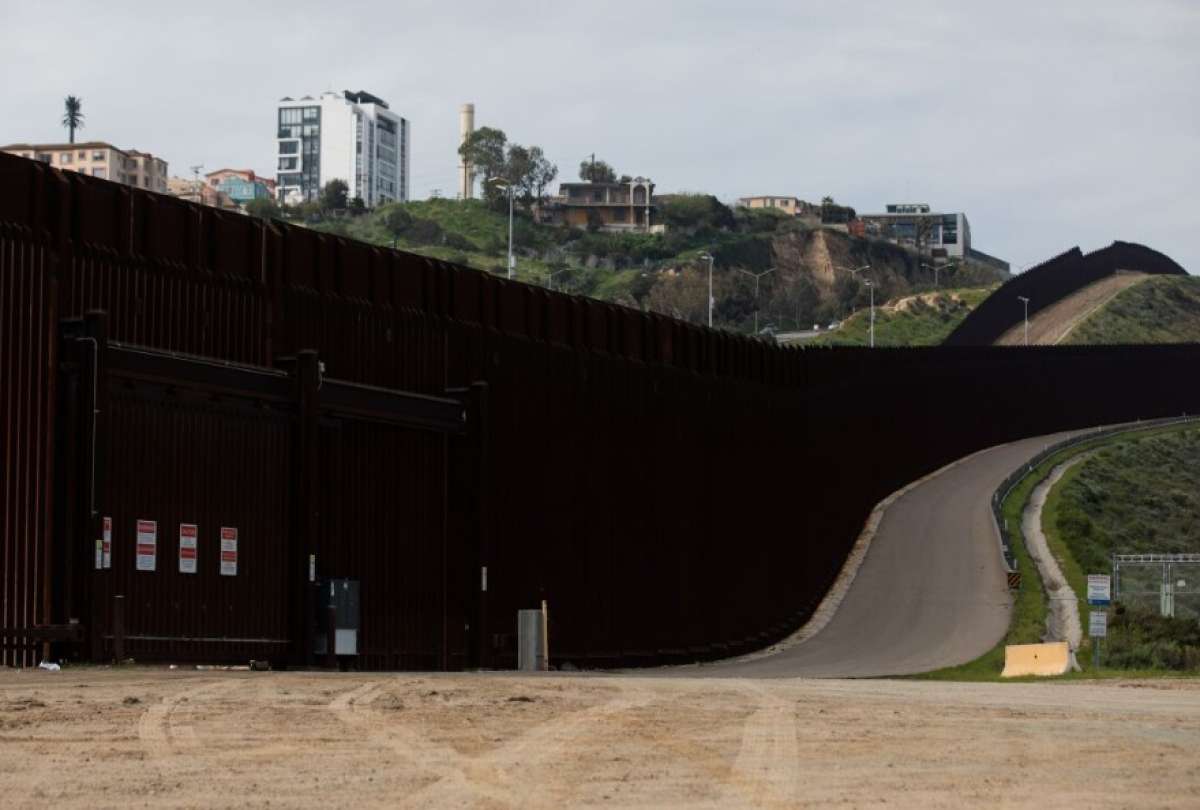 Un estudio publicado el año pasado en la revista JAMA Surgery encontró un importante aumento en las muertes y lesiones asociadas con el paso del muro en San Diego.