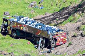 Las causas por las que el bus sali&oacute; de su carril precipit&aacute;ndose al abismo del lado opuesto a&uacute;n se desconocen. Foto: Miguel Jim&eacute;nez / El Tel&eacute;grafo.