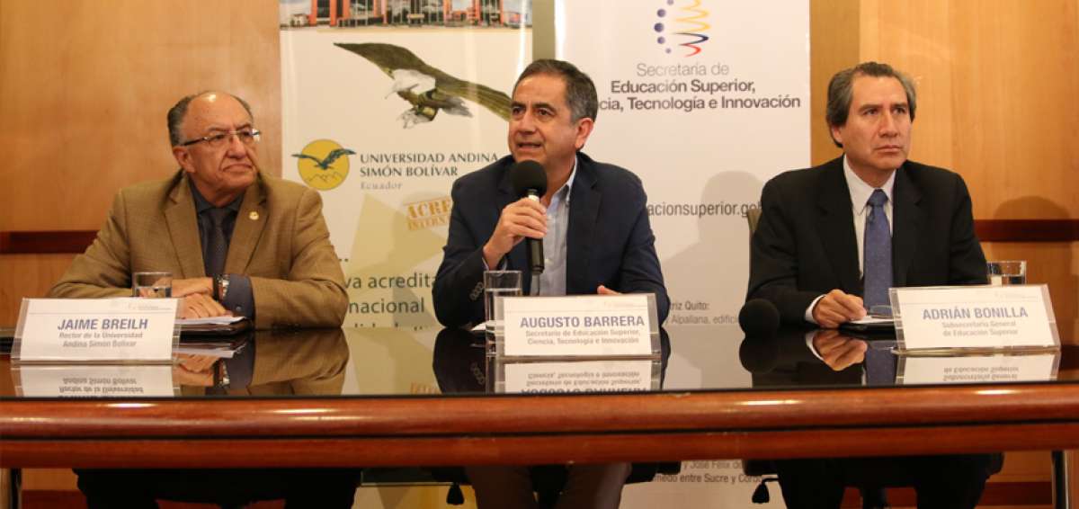Jaime Breilh, rector de la Universidad Andina, y el titular de la Senescyt, Augusto Barrera, anunciaron los acuerdos planteados en una jornada de di&aacute;logo.