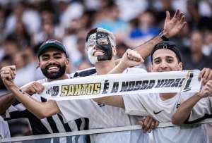Jugadores de Santos celebran el único gol del cotejo jugado contra Estudiantes este jueves por la fase de grupos de la Copa Libertadores en el Estadio Centenario Ciudad de Quilmes.