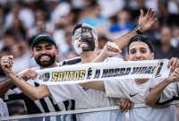 Jugadores de Santos celebran el único gol del cotejo jugado contra Estudiantes este jueves por la fase de grupos de la Copa Libertadores en el Estadio Centenario Ciudad de Quilmes.