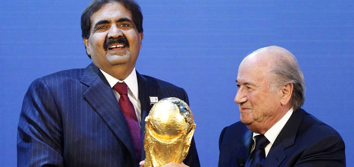 El emir de Catar, Hamad bin Jalifa Al Thani (i.), junto al expresidente de la FIFA Joseph Blatter. En su gesti&oacute;n se habr&iacute;an iniciado las negociaciones secretas.
