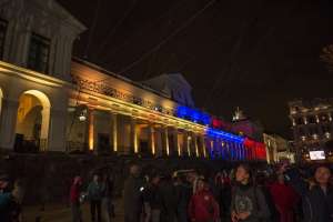 Miles de personas se concentraron en los alrededores del Palacio de Carondelet para admirar un despliegue de luces, por el Primer Grito de la Independencia. Foto: Daniel Molineros / EL TEL&Eacute;GRAFO