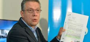 C&eacute;sar Regalado, gerente de la Corporaci&oacute;n Nacional de Telecomunicaciones, exhibi&oacute; documentaci&oacute;n que certifica lo correcto del proceso.