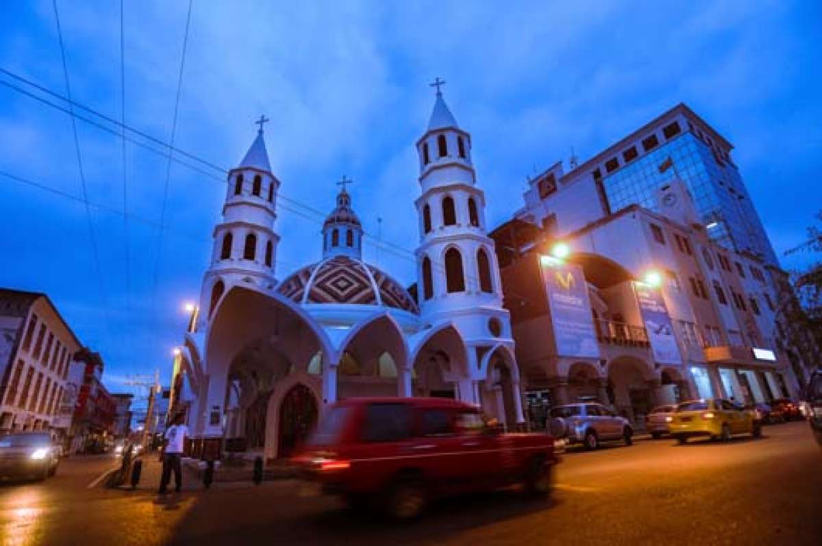 La calle Sucre es una de las arterias principales de Portoviejo, en especial por sumovimiento comercial. Es un punto fijo para los turistas. Foto: Rodolfo P&aacute;rraga / El Tel&eacute;grafo