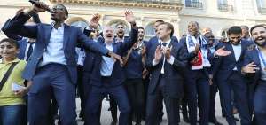 El volante franc&eacute;s Paul Pogba (izq.) anima a los aficionados en su visita al Palacio del El&iacute;seo, donde los recibi&oacute; el presidente Emmanuel Macron (centro). 