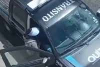 Quito: Agente de Tránsito es grabado mientras presuntamente recibe un soborno