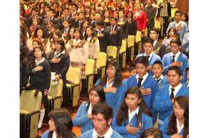 El Sal&oacute;n de la Ciudad luci&oacute; lleno ayer, con los alumnos de los colegios reconocidos. Foto: Cortes&iacute;a del Municipio