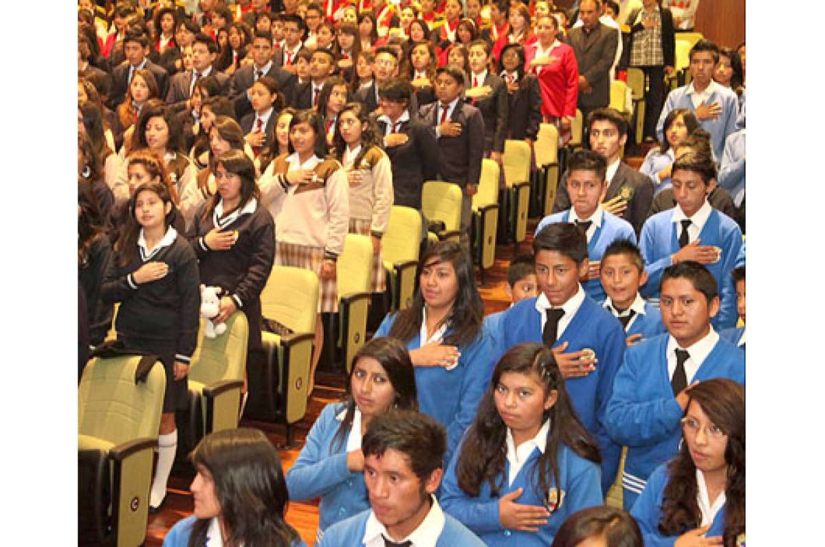 El Sal&oacute;n de la Ciudad luci&oacute; lleno ayer, con los alumnos de los colegios reconocidos. Foto: Cortes&iacute;a del Municipio