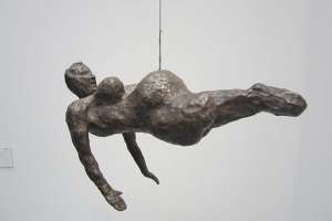 "Femme" del 2005, una de sus esculturas colgantes. Foto: Internet