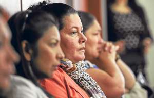 Las esposas de dos de los fallecidos el 19 de noviembre de 2003 en la farmacia Fybeca acudieron ayer a la diligencia. Foto: &Aacute;lvaro P&eacute;rez .