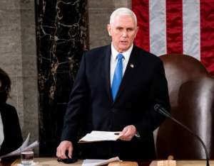 El vicepresidente estadounidense, Mike Pence, es acompa&ntilde;ado por el canciller de Ecuador, Jos&eacute; Valencia, tras su arribo en el aeropuerto de Tababela.