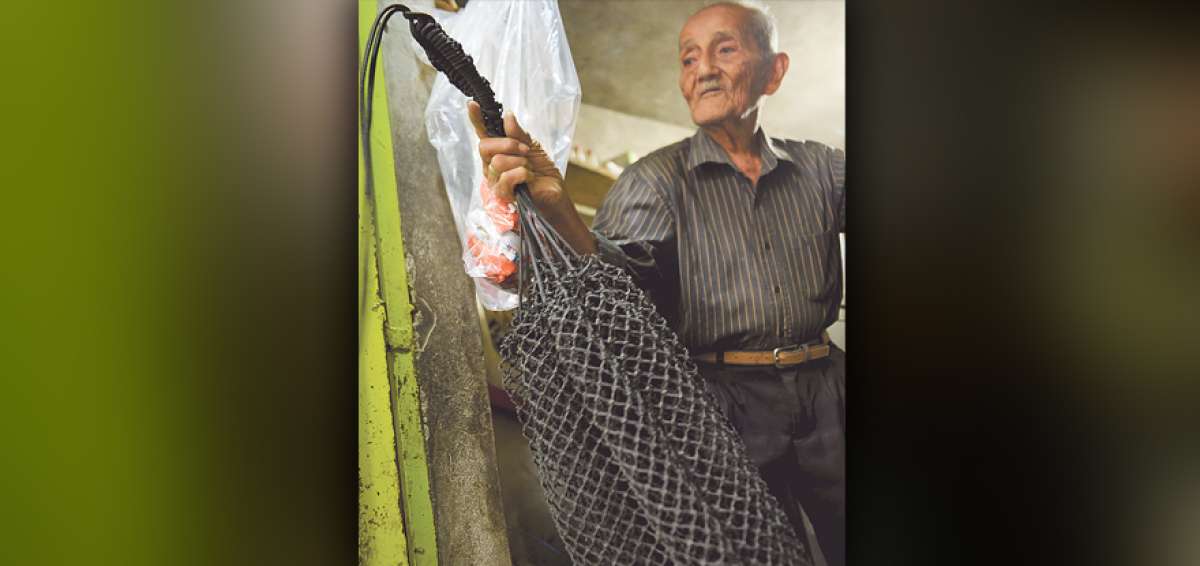 Elio Anchundia cumpli&oacute; reci&eacute;n 100 a&ntilde;os, de esos ha dedicado 60 a la elaboraci&oacute;n de hamacas en tejido nudo. Hoy este expescador celebrar&aacute; su onom&aacute;stico.