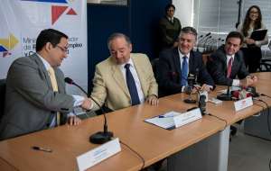 Richard Espinosa sell&oacute; los acuerdos con los representantes de las empresas que invertir&aacute;n en el pa&iacute;s. Foto: Marco Salgado/ EL TEL&Eacute;GRAFO.
