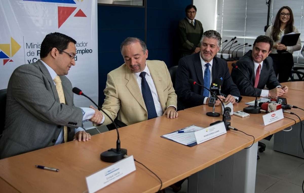 Richard Espinosa sell&oacute; los acuerdos con los representantes de las empresas que invertir&aacute;n en el pa&iacute;s. Foto: Marco Salgado/ EL TEL&Eacute;GRAFO.