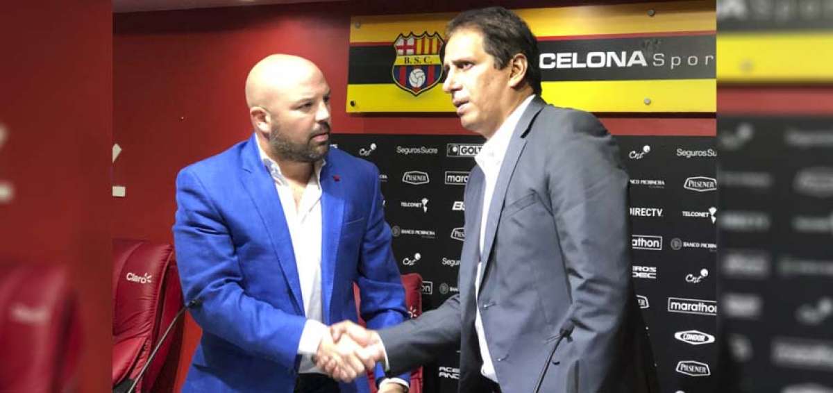 Miguel &Aacute;ngel Loor (i), presidente de la Liga Profesional, estrecha la mano de Jos&eacute; F. Cevallos, titular de Barcelona.